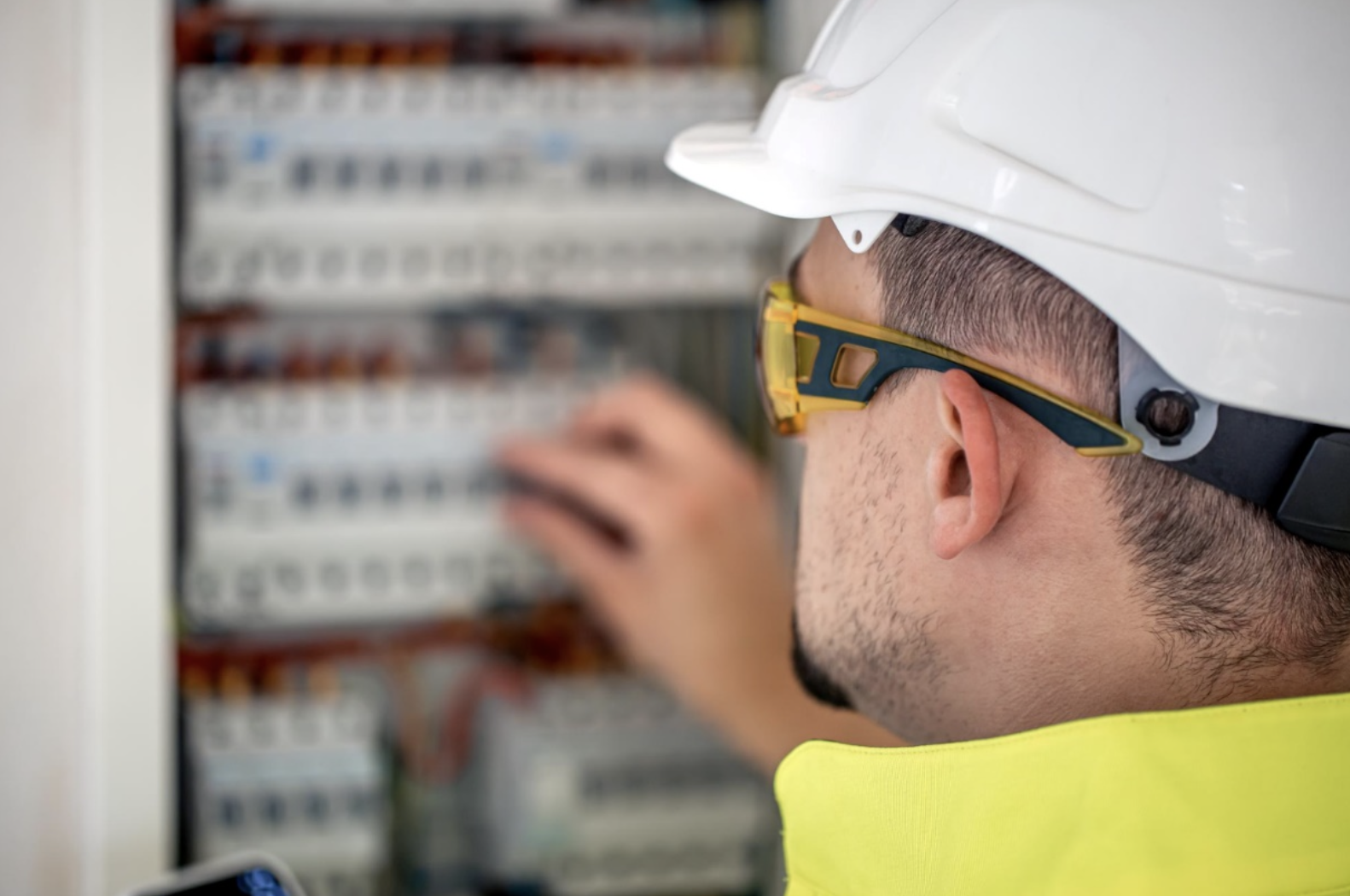 Técnico a monitorizar o painel elétrico