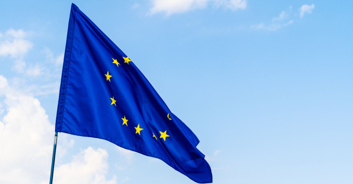 Bandeira da união europeia hasteada