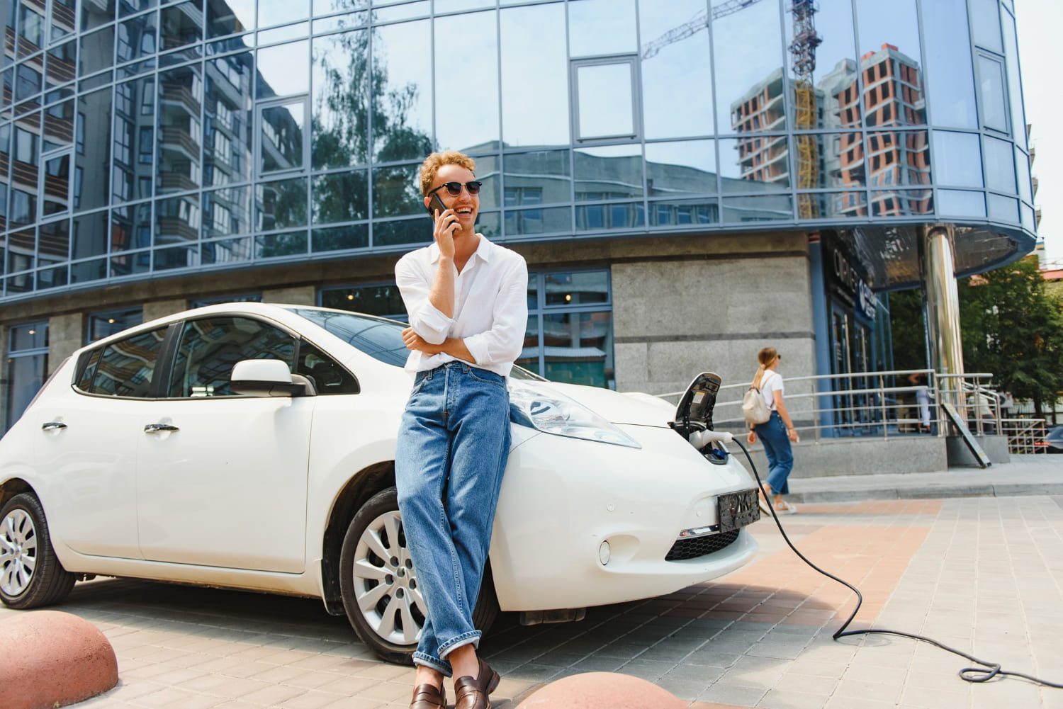 Imagem ilustrativa de carregadores para veículos elétricos numa superfície comercial